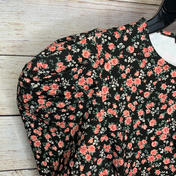 Forever 21 Floral Half-Sleeve Crop Top - Picture 2 of 4